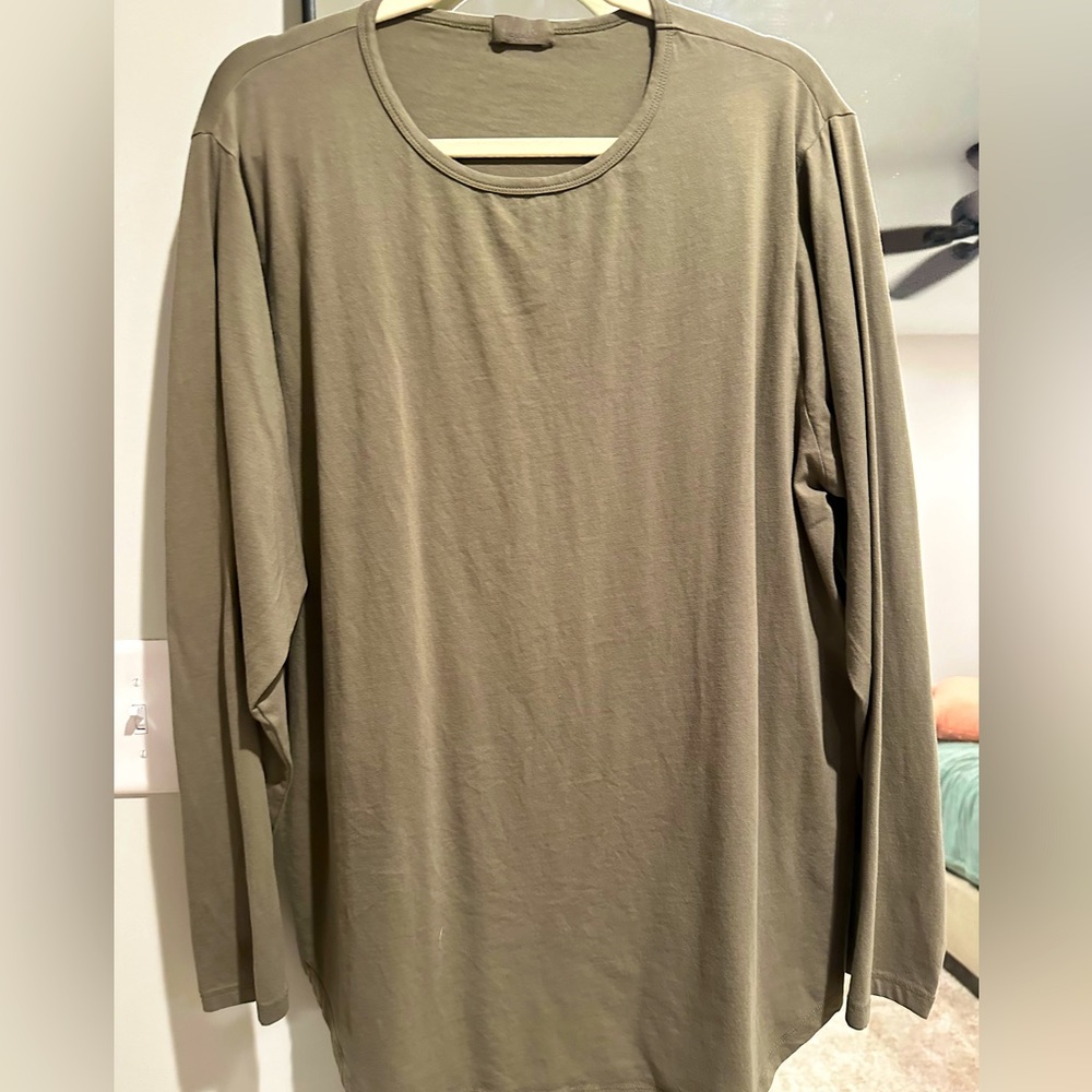 NWOT Nuuds brand long sleeve curved hem tshirt in olive
